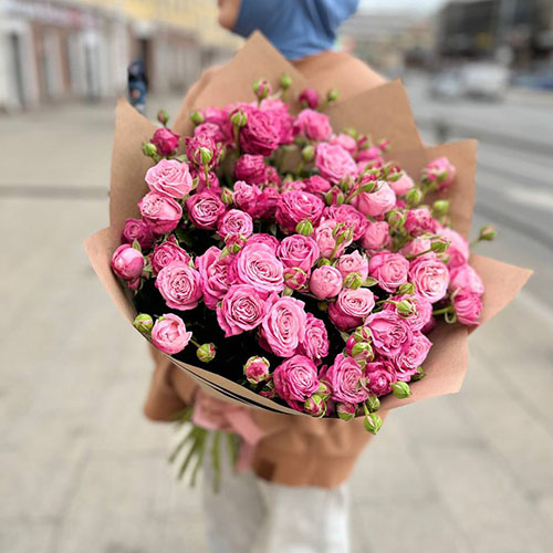 Букет из 15 кустовых розовых роз в коробке